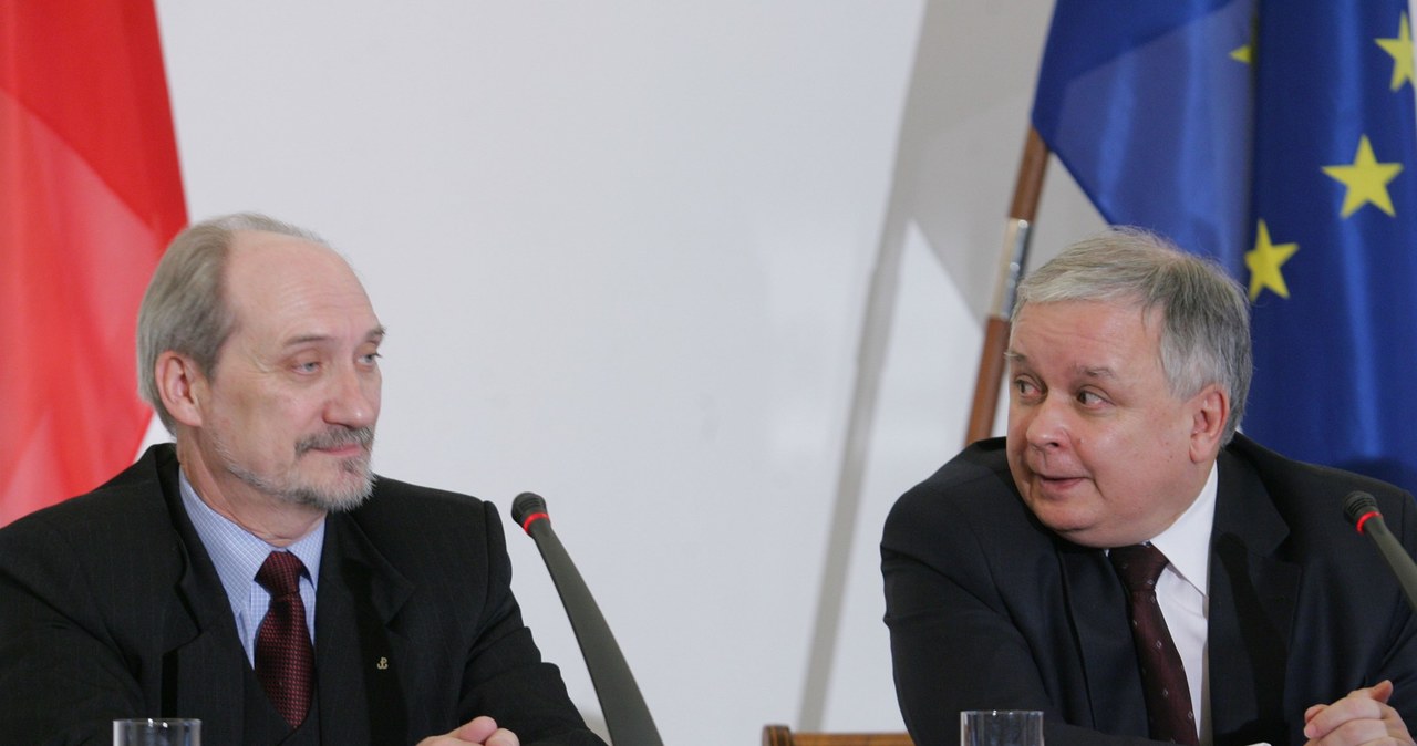 Antoni Macierewicz i Lech Kaczyński podczas konferencji prasowej w sprawie publikacji raportu z weryfikacji WSI /Witold Rozbicki /Reporter