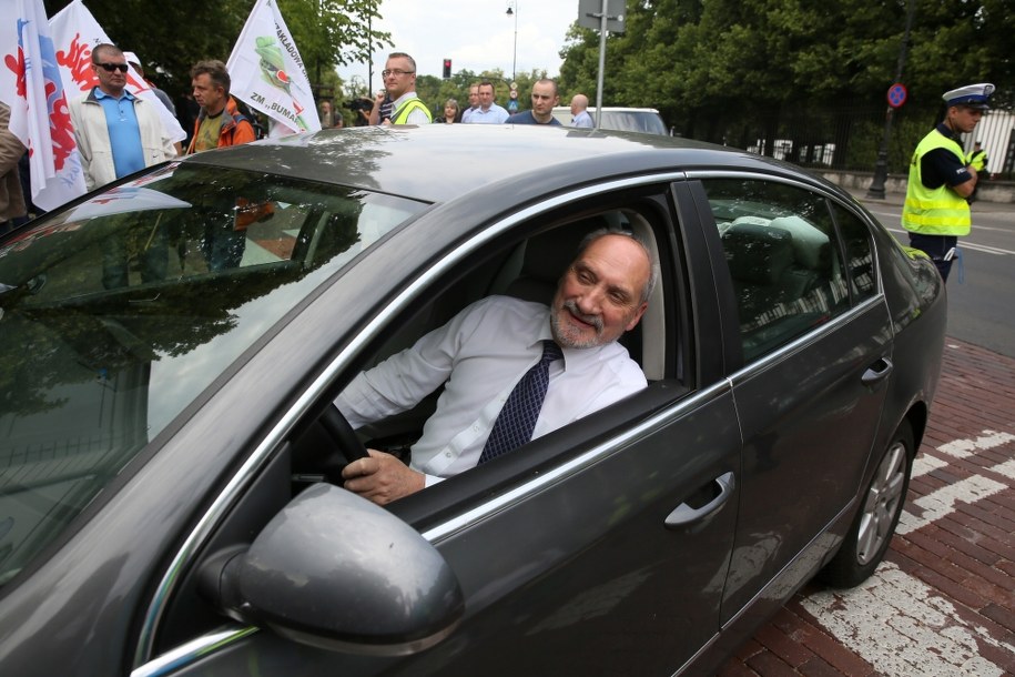 Antoni Macierewicz mija pikietujących przedstawicieli Solidarności /Tomasz Gzell    /PAP
