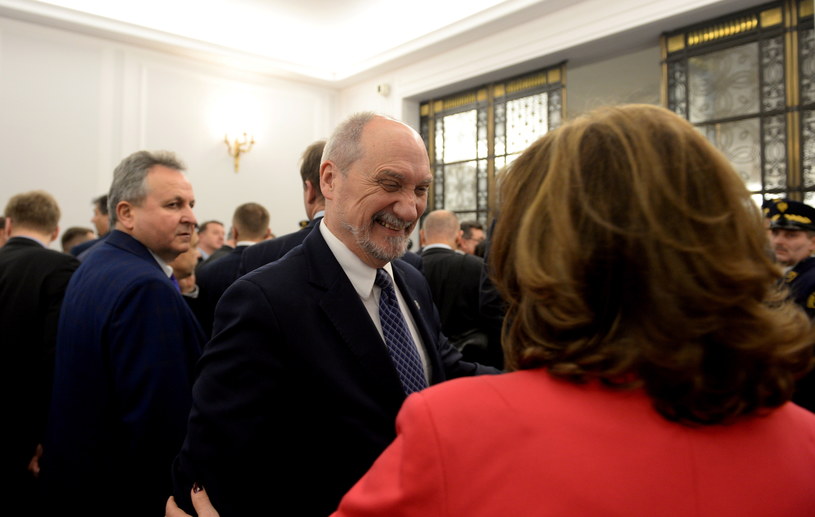 Antoni Macierewicz oraz posłowie PiS wchodzą do Sali Kolumnowej podczas posiedzenia Sejmu /Marcin Obara /PAP