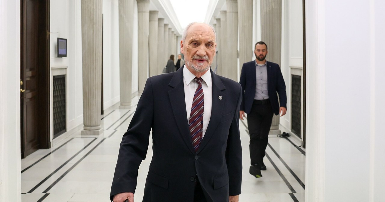 Antoni Macierewicz otrzymuje wysoką emeryturę. Nie zawsze tak było. /Jacek Dominski/ /Reporter