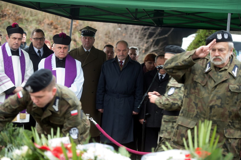 Antoni Macierewicz podczas ceremoniału pogrzebowego Teofila Jurka /Grzegorz Michałowski /PAP