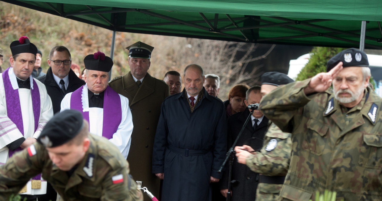 Antoni Macierewicz podczas ceremoniału pogrzebowego Teofila Jurka /Grzegorz Michałowski /PAP