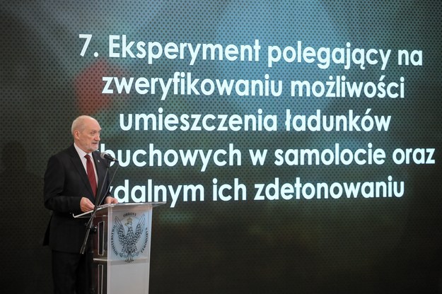 Antoni Macierewicz podczas konferencji Podkomisji ds. Ponownego Zbadania Wypadku Lotniczego pod Smoleńskiem /Paweł Supernak /PAP