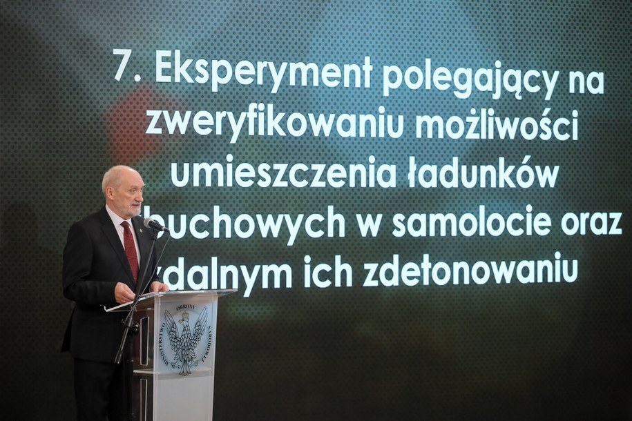 Antoni Macierewicz podczas konferencji Podkomisji ds. Ponownego Zbadania Wypadku Lotniczego pod Smoleńskiem /Paweł Supernak /PAP