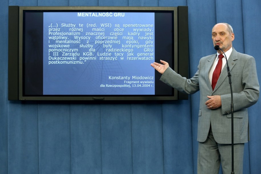 Antoni Macierewicz podczas konferencji prasowej w Sejmie /Tomasz Gzell /PAP