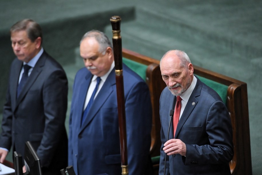 Antoni Macierewicz podczas pierwszego posiedzenia IX kadencji Sejmu / 	Radek Pietruszka   /PAP