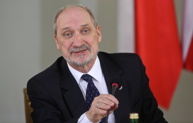 Antoni Macierewicz podczas posiedzenia zespołu parlamentarnego poświęconego prezentacji raportu pt. "Kto odpowie za Smoleńsk. Pięć lat po Smoleńsku" /Rafał Guz /PAP