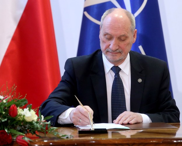 Antoni Macierewicz, podczas uroczystości podpisania rozporządzenia w sprawie organizacji oraz działania Komisji Badania Wypadków Lotniczych Lotnictwa Państwowego /Rafał Guz /PAP