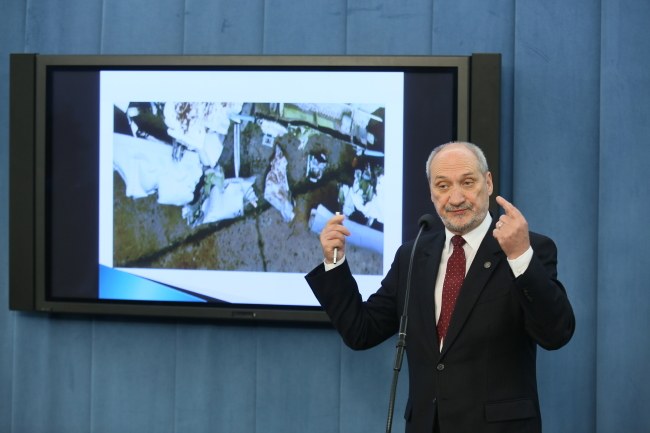 Antoni Macierewicz podczas wczorajszego posiedzenia zespołu. /Leszek Szymański /PAP