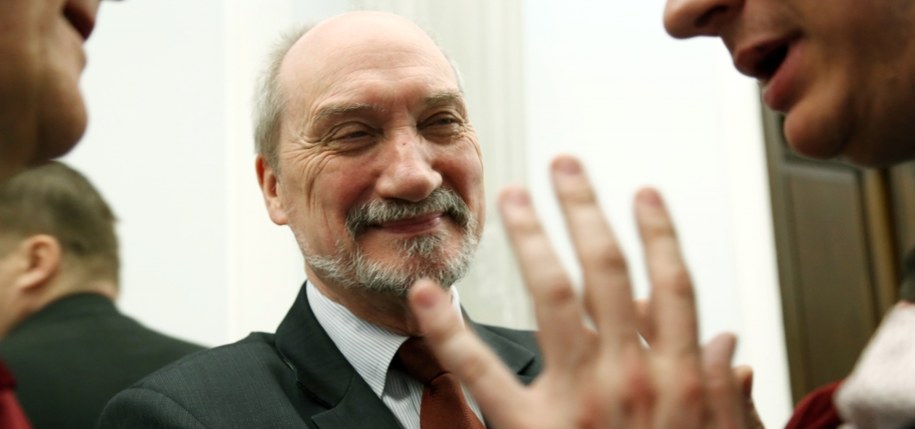 Antoni Macierewicz szef parlamentarnego zespołu ds. wyjaśnienia katastrofy w Smoleńsku /Tomasz Gzell /PAP