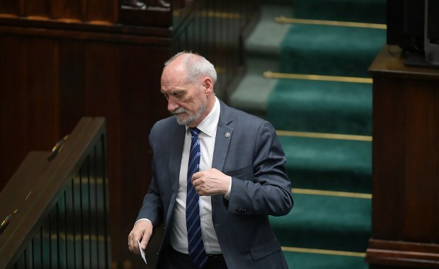 Antoni Macierewicz: To eksplozja zniszczyła Tu-154M w Smoleńsku. W próbkach z wraku nie tylko trotyl