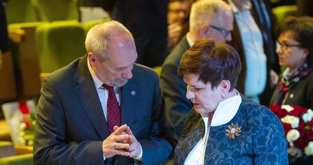 Antoni Macierewicz w rozmowie z Beatą Szydło /Bartosz Krupa /East News