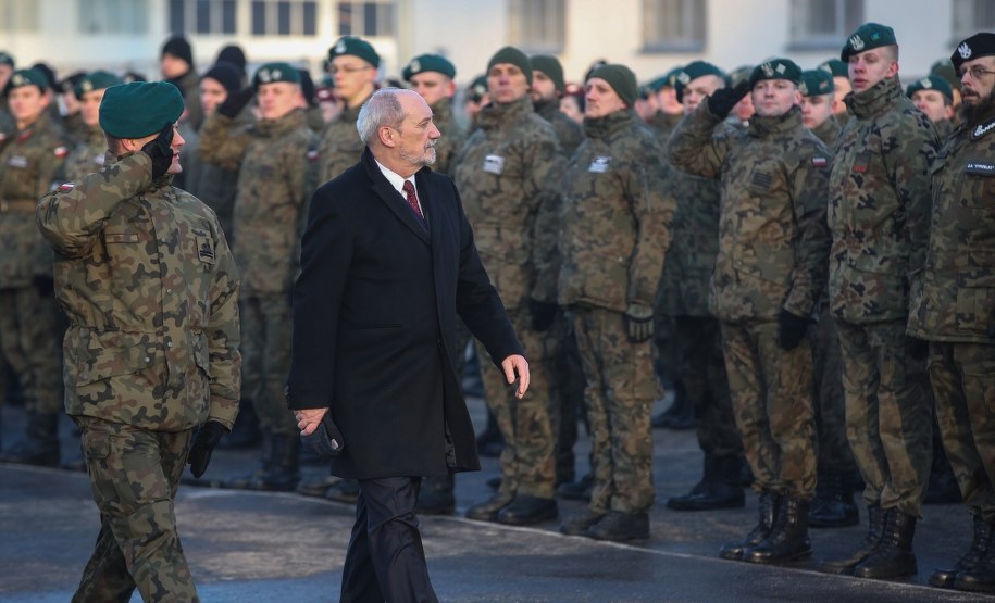 Antoni Macierewicz wziął udział w inauguracji roku szkoleniowego organizacji proobronnych i klas mundurowych /PAP/Rafał Guz /PAP