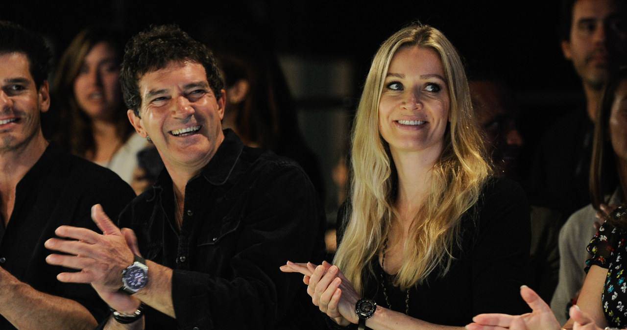 Antonio Banderas z partnerka na pokazie mody /Sergi Alexander /Getty Images