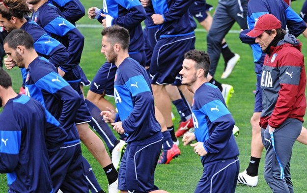 Antonio Conte (po prawej) i piłkarze reprezentacji Włoch podczas treningu /MAURIZIO DEGL'INNOCENTI /PAP/EPA
