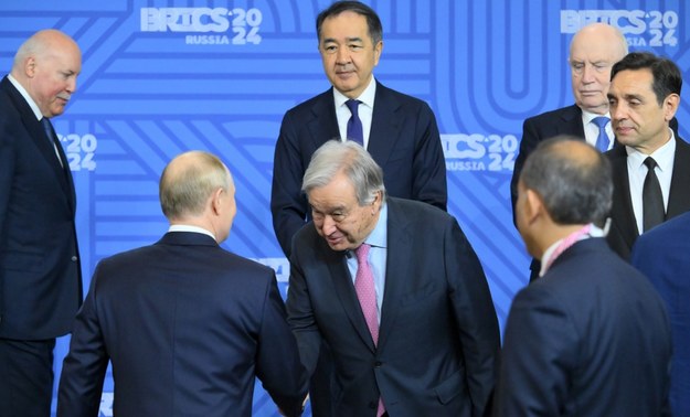 Antonio Guterres ściska dłoń Władimira Putina /GRIGORY SYSOEV / BRICS-RUSSIA2024.RU / HANDOUT /PAP/EPA