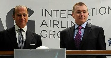 Antonio Vazquez, (L), dyrektor IAG i Willie Walsh, prezes IAG /AFP