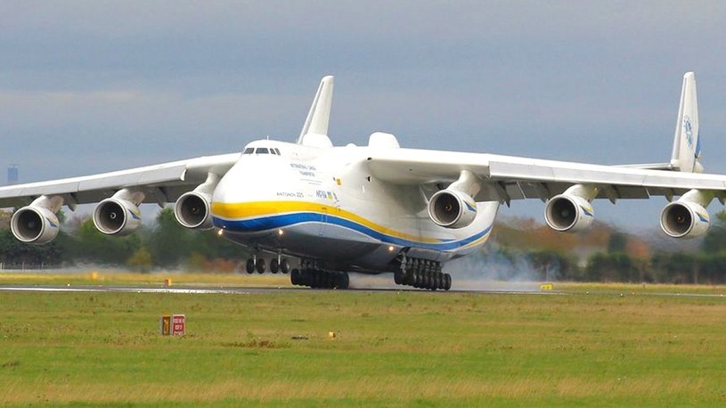 Antonow An-225 Mrija, największy samolot świata wylądował w Warszawie [FILM] /Geekweek