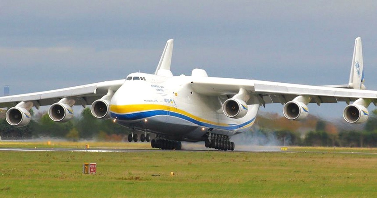 Antonow An-225 Mrija, największy samolot świata wylądował w Warszawie [FILM] /Geekweek