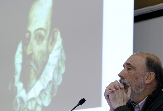 Antropolog  Francisco Etxeberria na konferencji zapowiadającej poszukiwania szczątków pisarza /Zipi /PAP/EPA