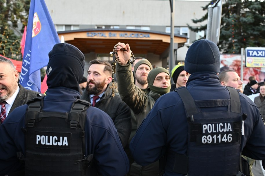 Antyaborcyjna pikieta przed szpitalem w Gdańsku (zdjęcie poglądowe) /Marcin Gadomski /PAP