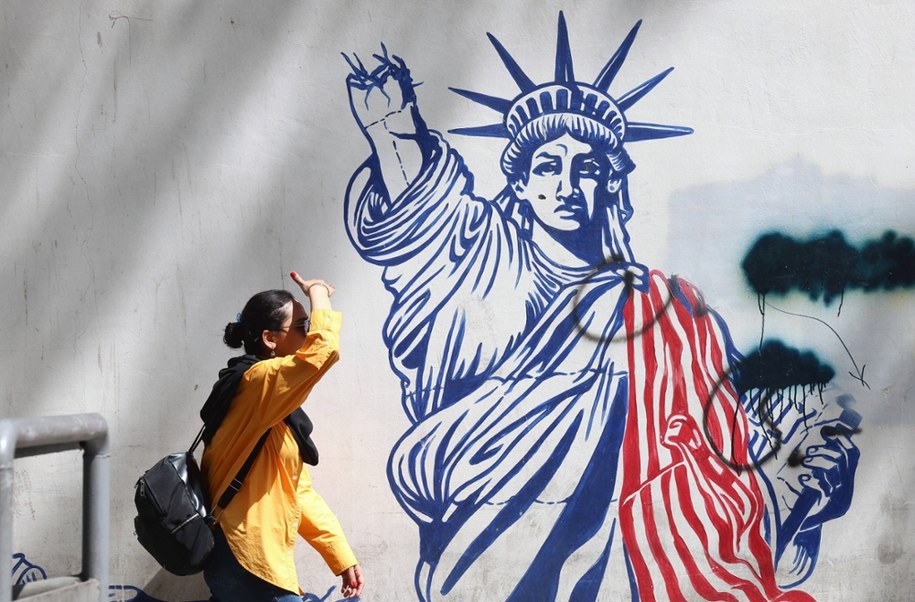 Antyamerykański mural naprzeciwko byłej ambasady USA w Teheranie /Abedin Taherkenareh   /PAP/EPA