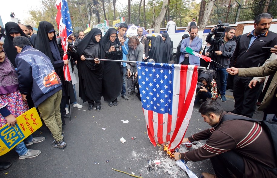 Antyamerykańskie protesty w 40. rocznicę kryzysu związanego z wzięciem zakładników w ambasadzie USA w Teheranie /Abedin Taherkenareh   /PAP/EPA