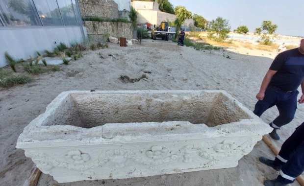 Antyczny sarkofag na plaży w Warnie. "Nie wyrzuciło go morze"