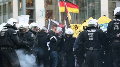 Antyimigrancki marsz w Kolonii: Poleciały petardy i butelki, policja odpowiedziała armatkami wodnymi
