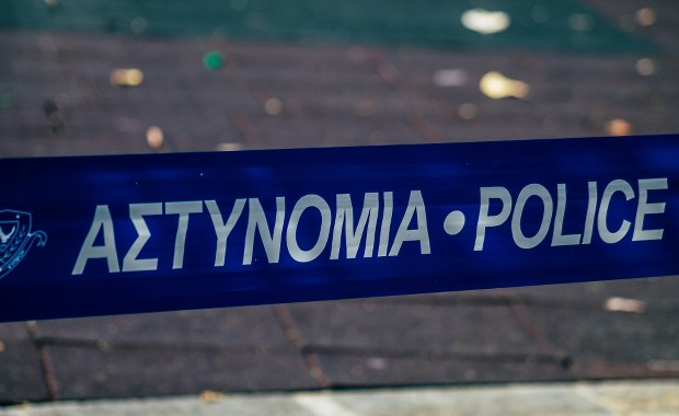 Antyimigranckie rozruchy w Limassolu. Tłum niszczył witryny i podpalał auta