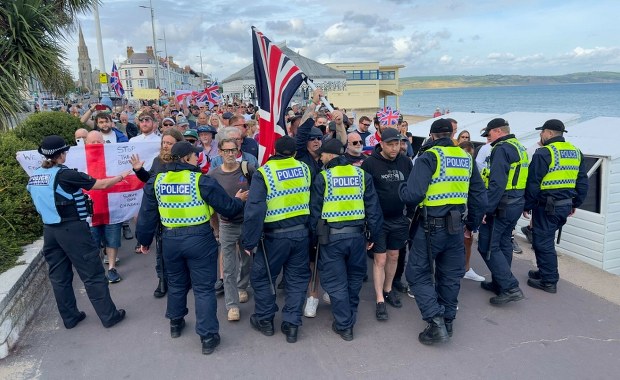 Antyimigranckie zamieszki w Wielkiej Brytanii: Napięcie między Muskiem i Londyndem