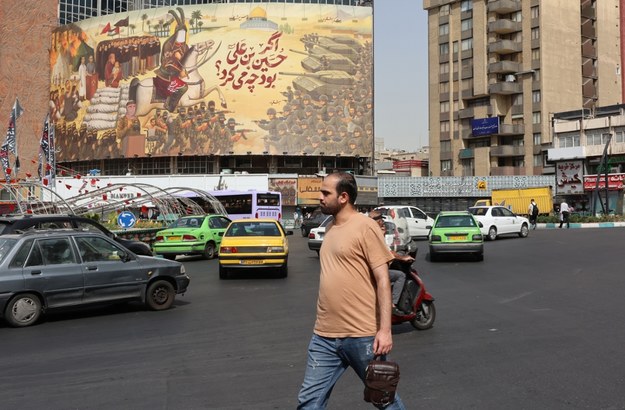 Antyizraelski mural na budynku w Teheranie /Abedin Taherkenareh   /PAP/EPA