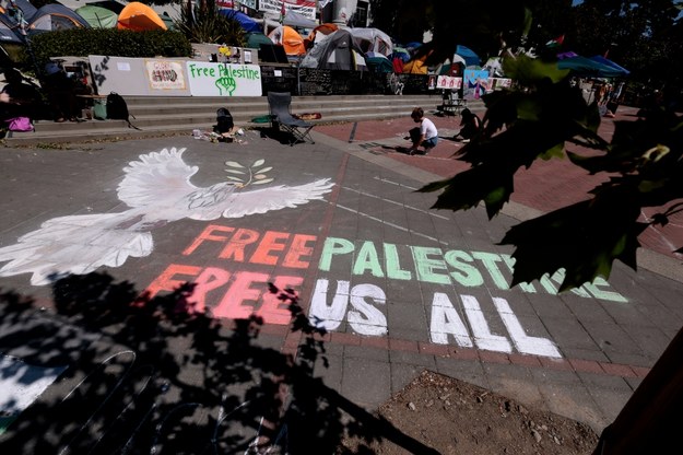 Antyizraelskie protesty studentów na uniwersytecie Berkeley w USA /JOHN G. MABANGLO /PAP/EPA