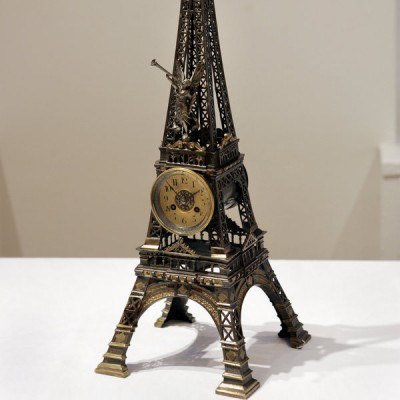 Antyki to także stare zegary - ten z charakterystyczną wieżą wyprodukowanowo Francji w 1889 r. /AFP