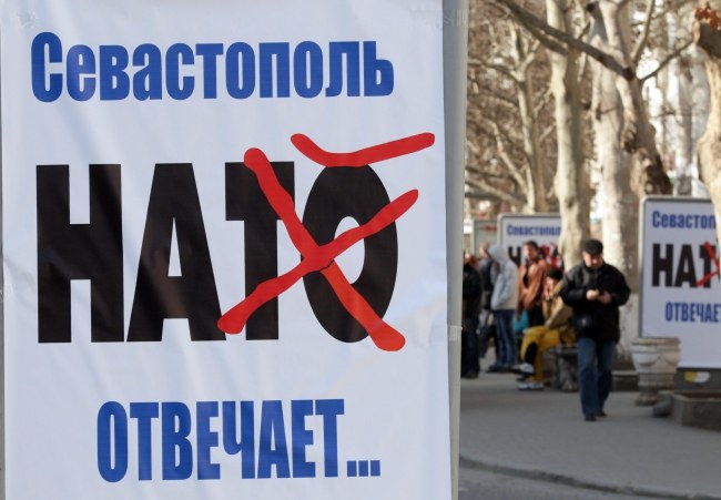 Antynatowskie plakaty w Sewastopolu /ZURAB KURTSIKIDZE /PAP/EPA