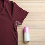 Antyperspirant zostawia brzydkie plamy na ubraniach? Tak pozbędziesz się ich szybko i za grosze