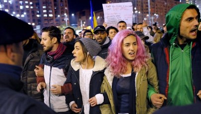 Antyrządowa demonstracja po tragicznym pożarze w klubie: Zbrodniarze!