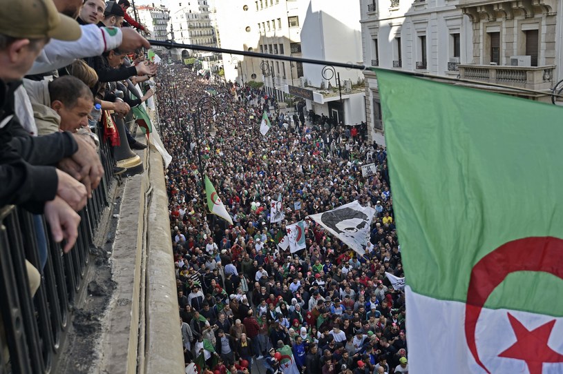 Antyrządowa demonstracja w Algierze, 6 grudnia /AFP