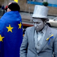 Artysta uliczny podczas protestu na Placu Niepodległości w Kijowie.