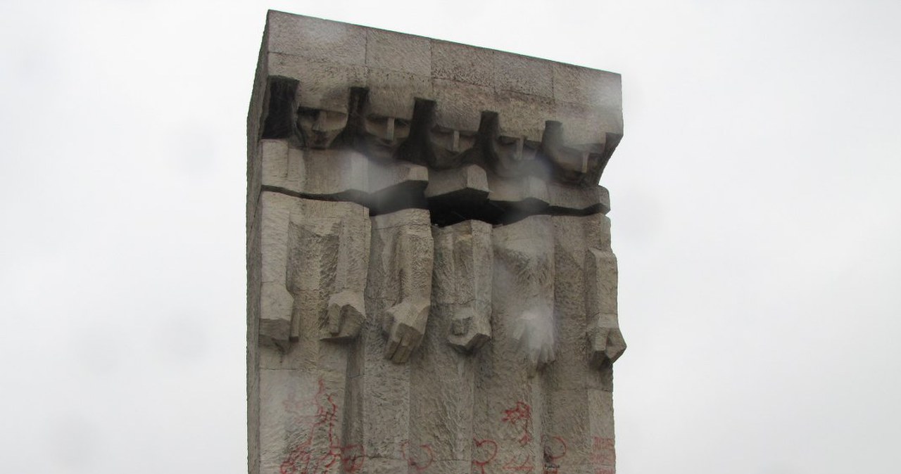 Antysemickie hasła na pomniku Ofiar Holocaustu w Krakowie