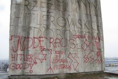 Antysemickie hasła na pomniku Ofiar Holocaustu w Krakowie