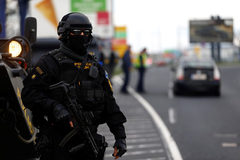 Antyterroryści pilnowali lotniska w Budapeszcie po zamachach w Brukseli /Getty Images