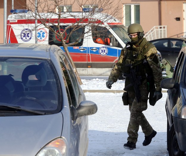 Antyterroryści siłowo weszli do mieszkania policjanta, który popełnił samobójstwo /Tomasz Gzell /PAP