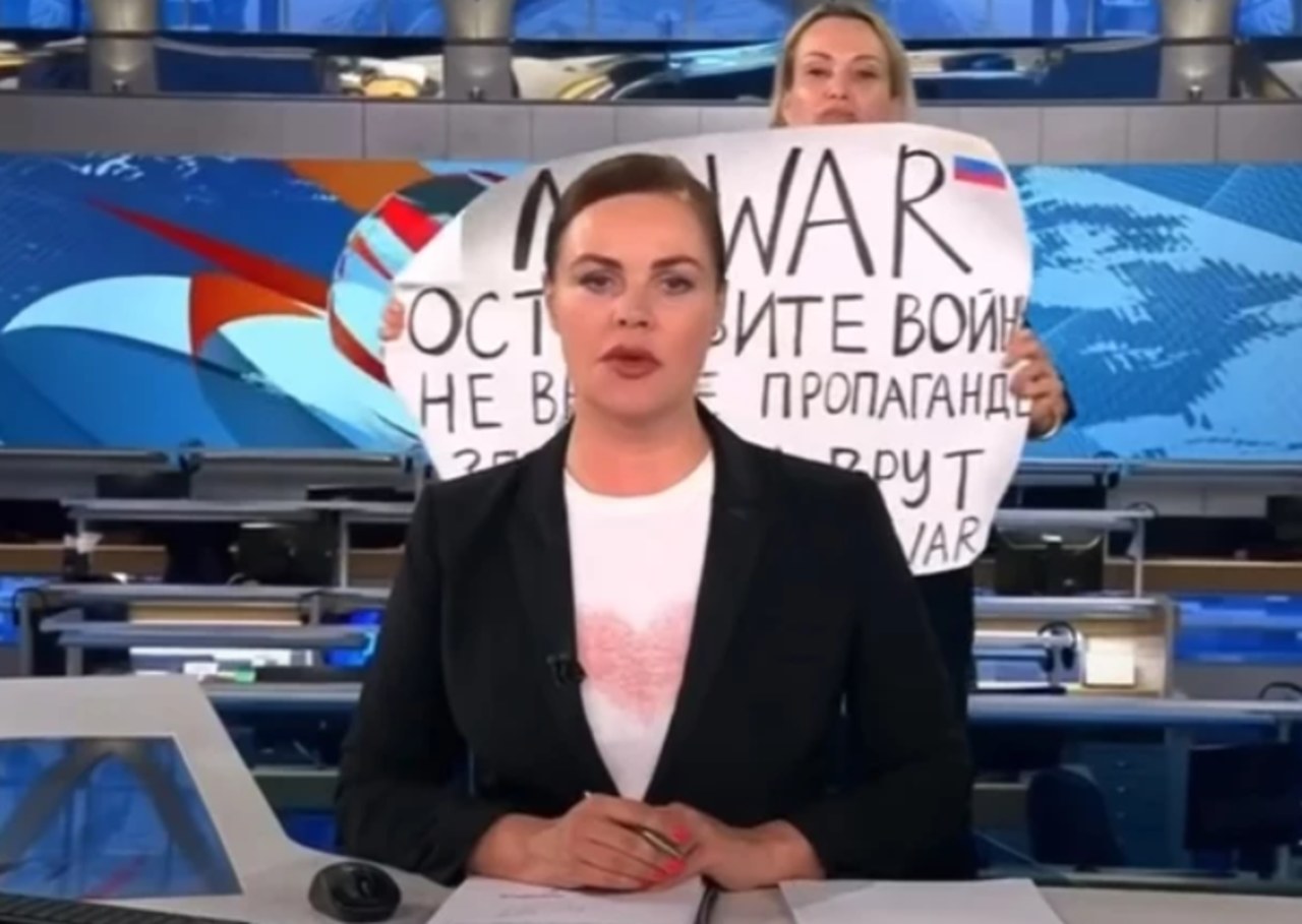 Antywojenne wystąpienie rosyjskiej dziennikarki. Ukraiński polityk o "podejrzanych szczegółach"