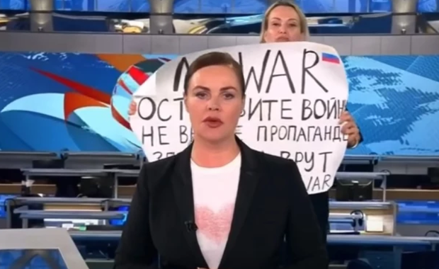 Antywojenne wystąpienie rosyjskiej dziennikarki. Ukraiński polityk o "podejrzanych szczegółach"