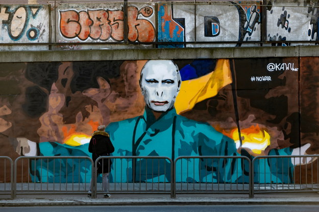 Antywojenny mural przedstawiający Voldemorta z twarzą Władimira Putina na ścianie przy ul. Hetmańskiej w Poznaniu /	Jakub Kaczmarczyk   /PAP