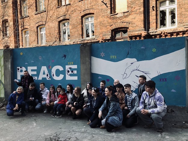 Antywojenny mural w Łodzi wykonany przez polsko-ukraińską młodzież /RMF FM