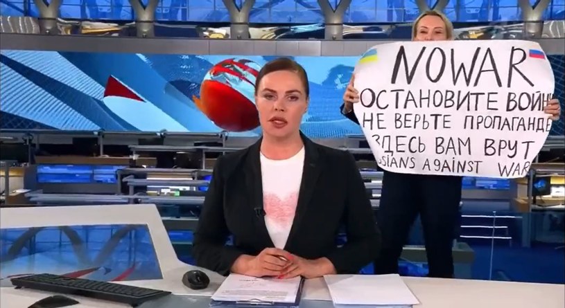 Antywojenny protest dziennikarki na antenie rosyjskiej telewizji /@CezaryFaber /Twitter