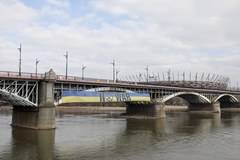 Antywojenny transparent na moście Poniatowskiego w Warszawie