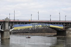 Antywojenny transparent na moście Poniatowskiego w Warszawie